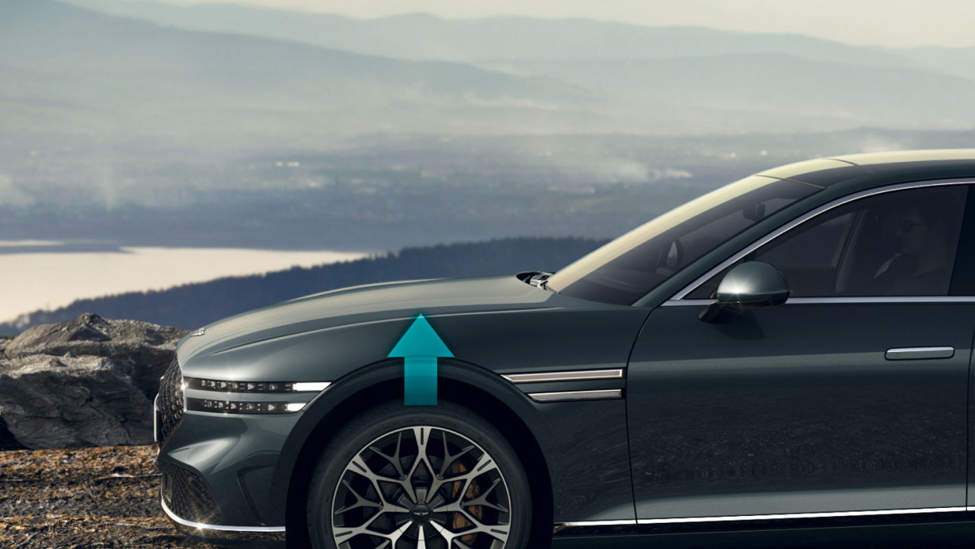 Ein Bild, das die Frontsensoren und innovativen Funktionen des G90 während der Fahrt auf der Straße hervorhebt.